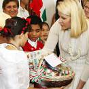Kronprinsessen fikk meksikanske leker av barna som tok imot henne da hun besøkte kulturhuset i Veracruz  (Foto: Lise Åserud, Scanpix)